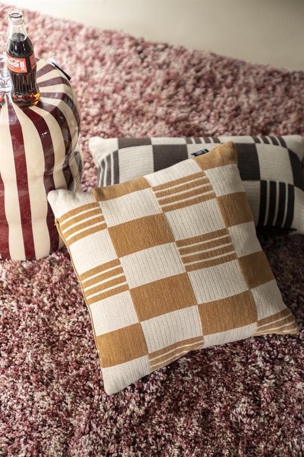 Mosterdgeel Pillow Twist sierkussen van katoen in een stijlvol interieur