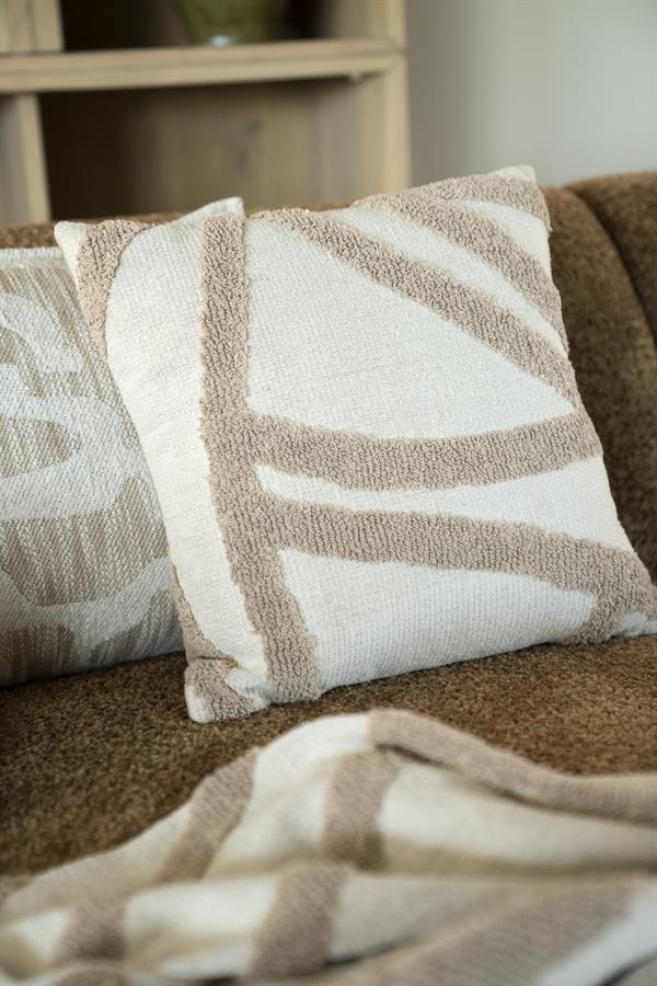 Comfortabel kussen met moderne geometrische patronen op een bank, perfect voor een stijlvolle woonkamer.