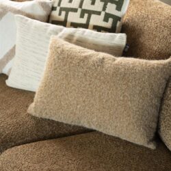 Comfortabele stoffen bank met meerdere decoratieve kussens, perfect voor een gezellige woonkamer. Gemaakt van hoogwaardige materialen voor duurzaamheid en stijl.