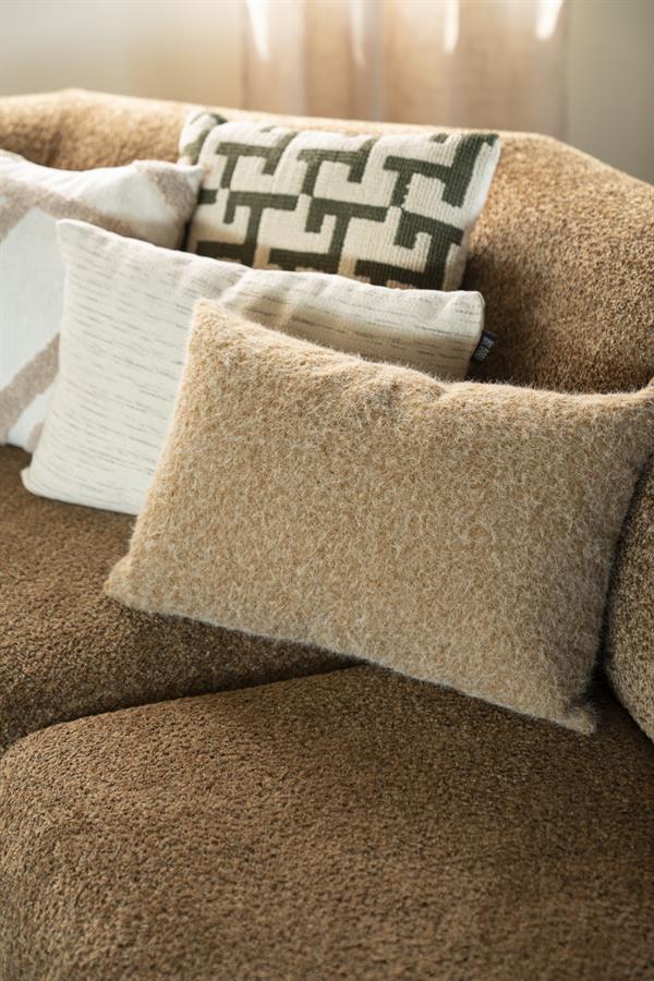 Comfortabele stoffen bank met meerdere decoratieve kussens, perfect voor een gezellige woonkamer. Gemaakt van hoogwaardige materialen voor duurzaamheid en stijl.