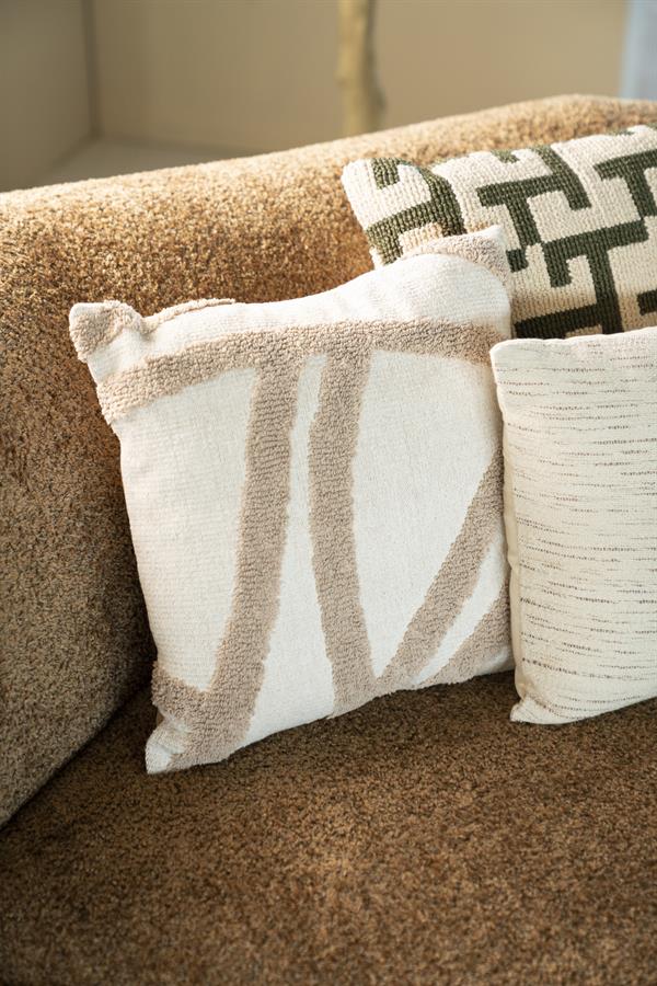 Drie decoratieve sierkussens op een bank, met verschillende patronen en texturen, perfect voor een stijlvolle en comfortabele woonkamer.