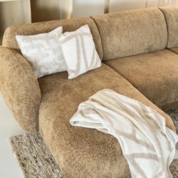 Bankstel van Mokana meubelen met zachte, comfortabele bekleding en stijlvolle kussens, ideaal voor een moderne woonkamer. Ontdek ons assortiment voor duurzame en stijlvolle meubels.