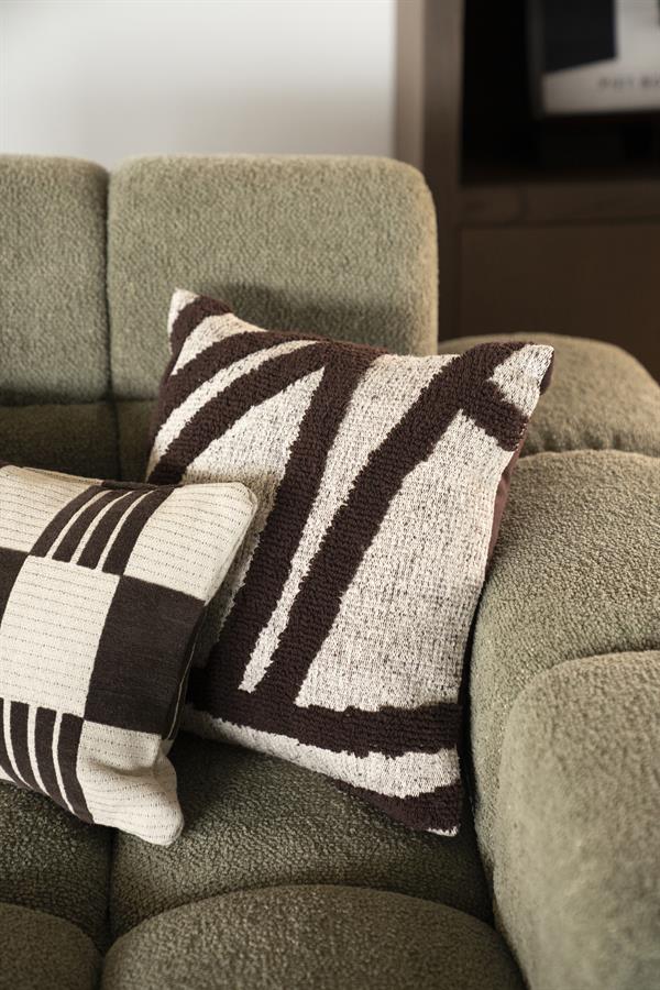 Comfortabele groene bank met twee decoratieve kussens, ideaal voor een gezellige woonkamer. Perfect voor ontspanning en stijlvol interieurdesign.