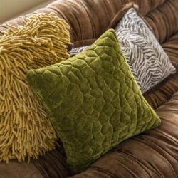 Textuur close-up van het bruine Tigra kussen in polyester materiaal