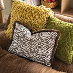 Achterzijde van het bruine Tigra polyester sierkussen 40x60 cm
