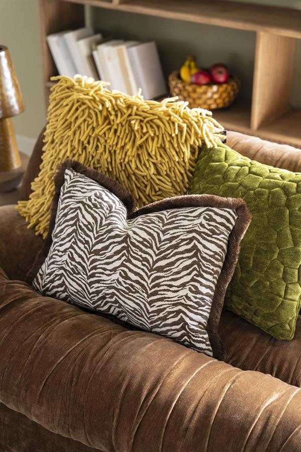 Achterzijde van het bruine Tigra polyester sierkussen 40x60 cm
