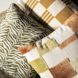 Diverse gestoffeerde kussens met verschillende patronen en kleuren, perfect voor bank en fauteuils, van Mokana Meubelen.