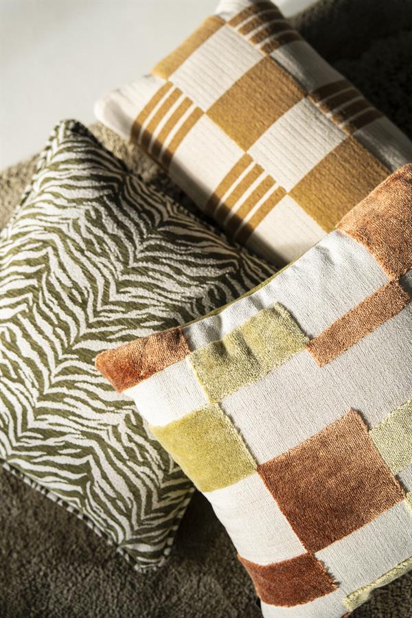 Diverse gestoffeerde kussens met verschillende patronen en kleuren, perfect voor bank en fauteuils, van Mokana Meubelen.