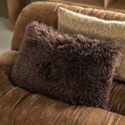 Zacht, luxe fluwelen kussen op een comfortabele bank, perfect voor een stijlvolle en gezellige woonkamer.
