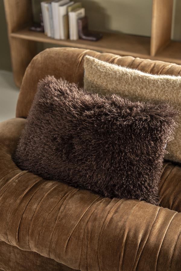 Zacht, luxe fluwelen kussen op een comfortabele bank, perfect voor een stijlvolle en gezellige woonkamer.
