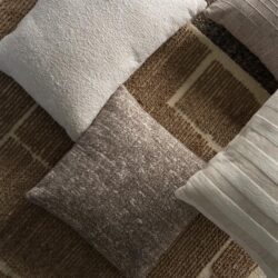 sierkussen-bayo-beige-interieur-sfeer Beige sierkussen Bayo 40x60 cm gestileerd in een modern Scandinavisch interieur