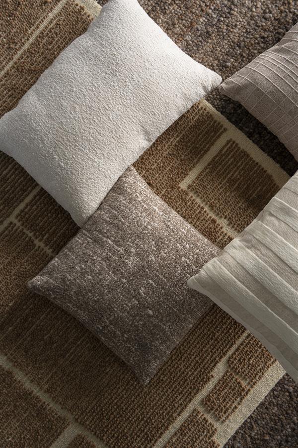 sierkussen-bayo-beige-interieur-sfeer Beige sierkussen Bayo 40x60 cm gestileerd in een modern Scandinavisch interieur