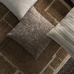 Kussen en tapijten in natuurlijke, rustgevende kleuren voor een gezellige en warme sfeer in huis. Perfect voor het creëren van een comfortabele zithoek met stijlvolle textielaccenten.
