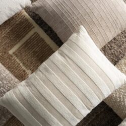 Kussen met beige en witte strepen, comfortabel en stijlvol, ideaal voor een gezellige zithoek.