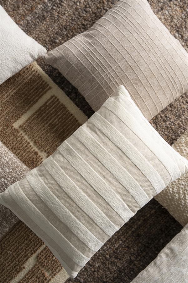 Kussen met beige en witte strepen, comfortabel en stijlvol, ideaal voor een gezellige zithoek.