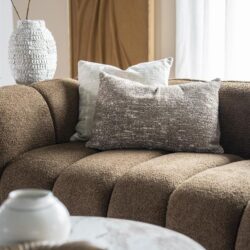 Sierkussen Bayo taupe 40x60 cm gestileerd in modern interieur