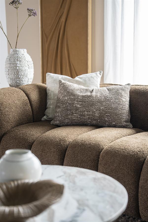 Sierkussen Bayo taupe 40x60 cm gestileerd in modern interieur