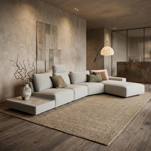 Modulares Ecksofa „Ascot“ aus cremefarbenem Stoff mit Chaiselongue, Ablage-Zwischenelement und niedriger Rückenlehne in einem modernen Wabi-Sabi-Interieur