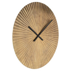 Unieke houten wandklok met een opvallende, textuurrijke afwerking, perfect voor moderne interieurdecoratie en stijlvolle woonruimtes.