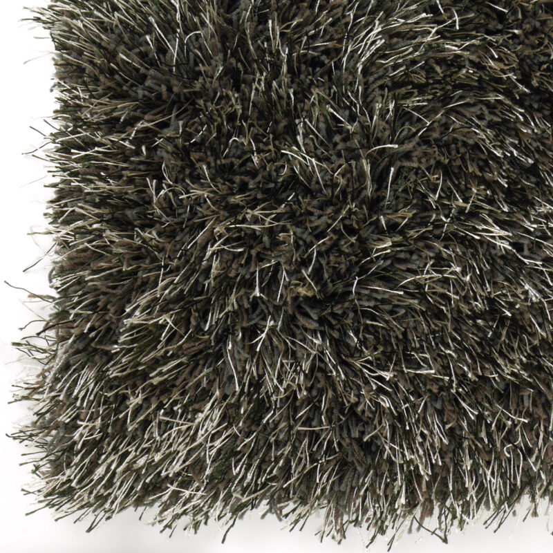 Hoek detail Love Shaggy taupe karpet 160x230 op lichte vloer
