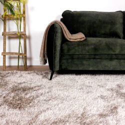 Love Shaggy beige karpet in modern woonkamer interieur sfeerbeeld