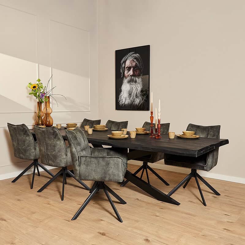 Luxe groene velvet eetkamerstoel met armleuning, comfortabel en stijlvol, perfect voor moderne eetkamers en dinerruimtes.