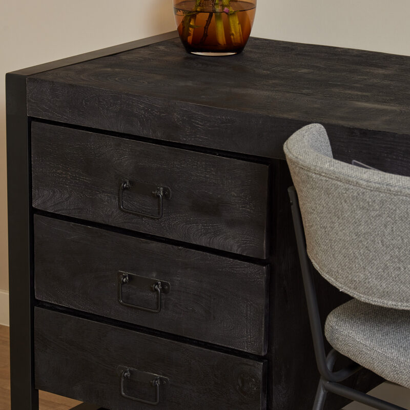 Detail lades bureau Boaz zwart mangohout met zwarte lak afwerking