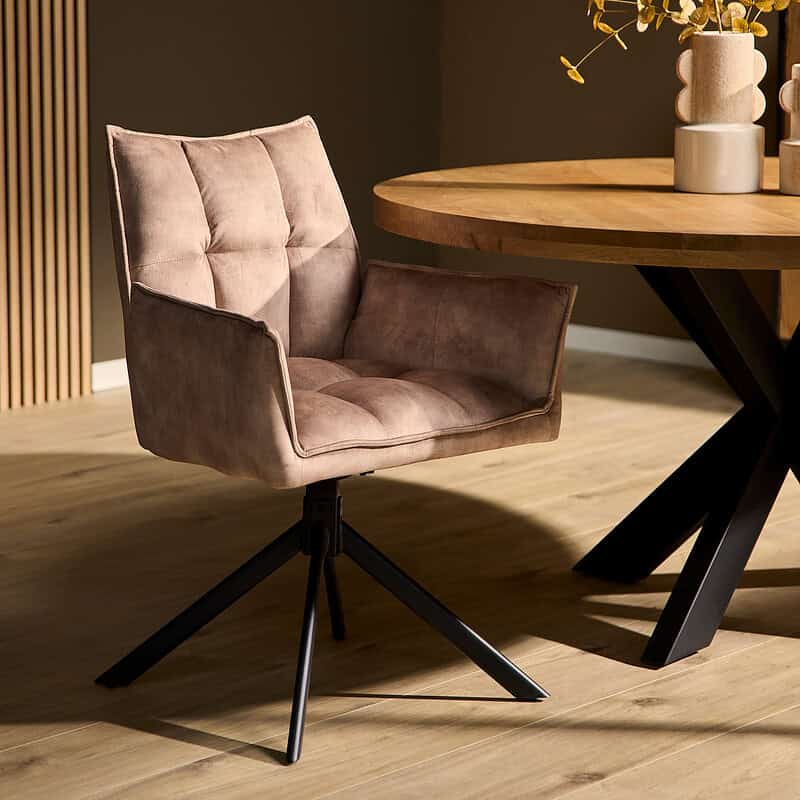 Luxe beige velvet eetkamerstoel met armleuning, comfortabel en stijlvol, perfect voor moderne eetkamers en dinerruimtes.