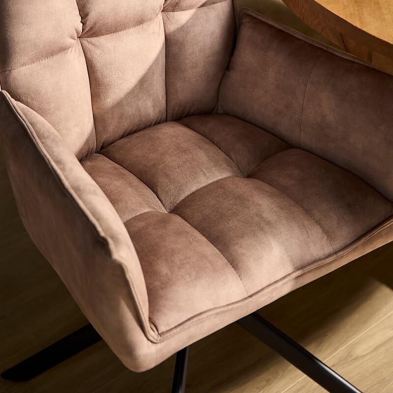 Luxe beige velvet eetkamerstoel met armleuning, comfortabel en stijlvol, perfect voor moderne eetkamers.