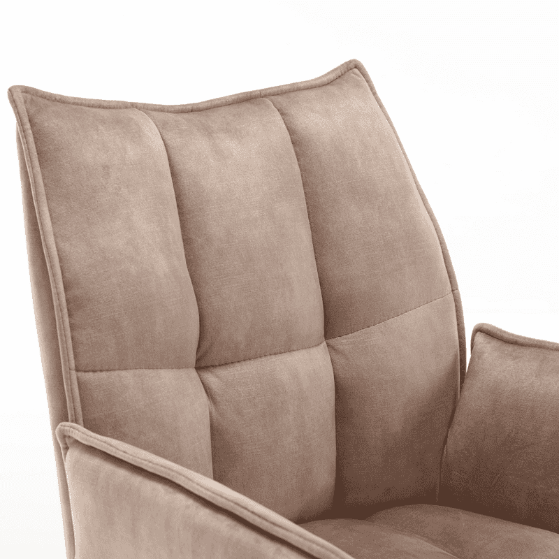 Comfortabele beige velvet eetkamerstoel met armleuningen, perfect voor een stijlvolle en gezellige eethoek. Gemaakt van zacht velvet voor optimaal zitcomfort.