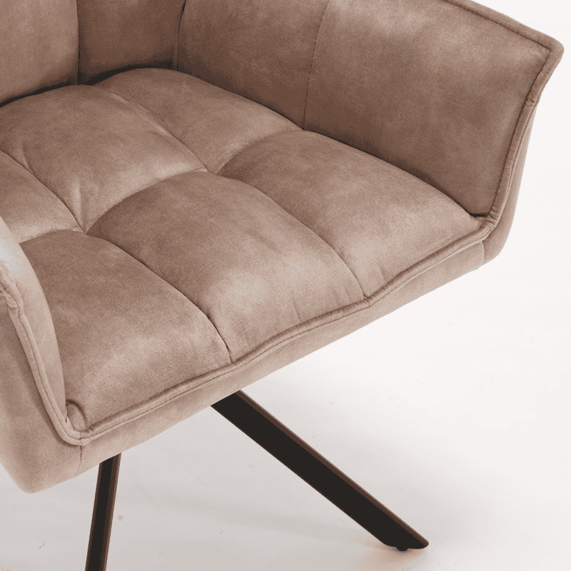 Comfortabele beige velvet eetkamerstoel Dani met armleuning, perfect voor een stijlvolle en gezellige eethoek. Gemaakt van zacht velvet met stevige zwarte poten.