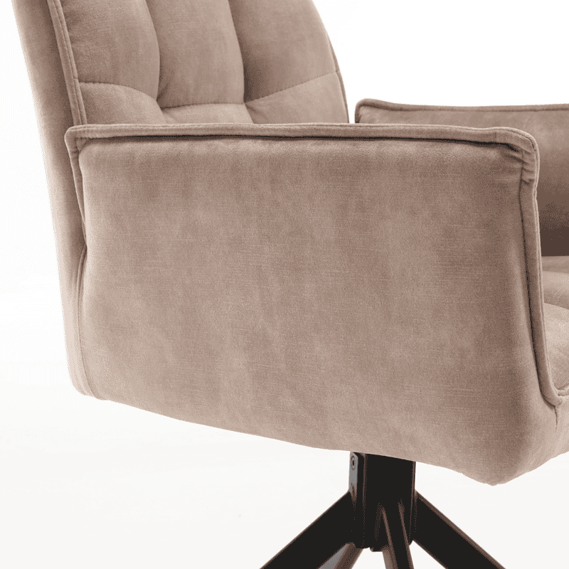 Comfortabele beige velvet eetkamerstoel met armleuningen, perfect voor een stijlvolle en gezellige eethoek. Gemaakt van hoogwaardig materiaal voor langdurig gebruik.