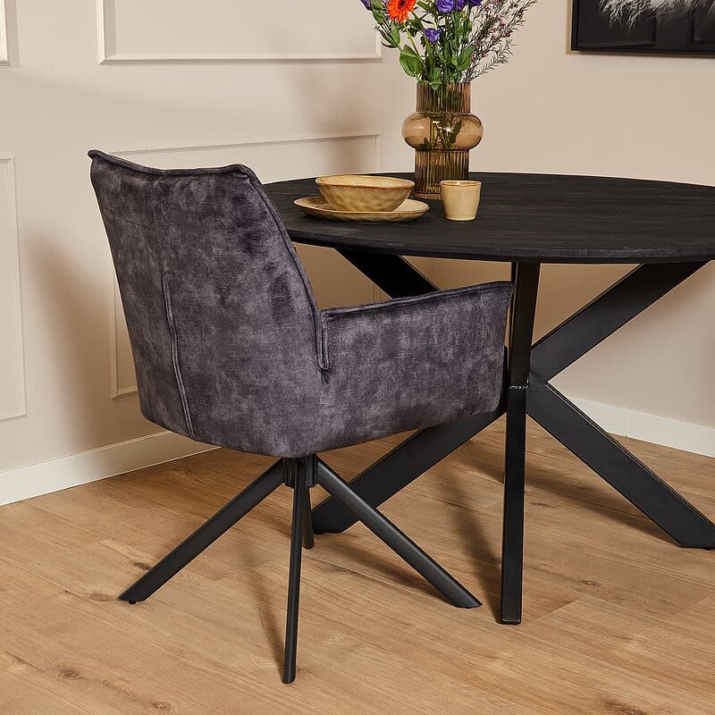 Luxe Dani Velvet eetkamerstoel in antraciet met armleuning, perfect voor een stijlvolle eetkamer. Comfortabel en modern design, ideaal voor gezellige diners en lange gesprekken.