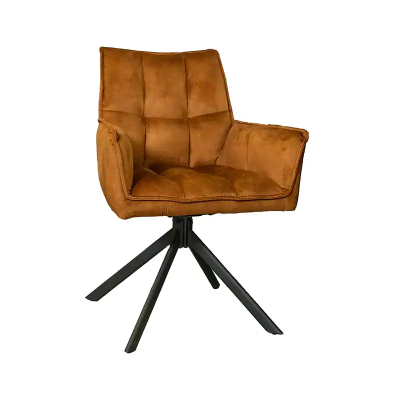 Luxe eetkamerstoel Dani Velvet met goudkleurige bekleding en armleuningen, op een zwarte houten onderstel, perfect voor een stijlvolle eetkamer.