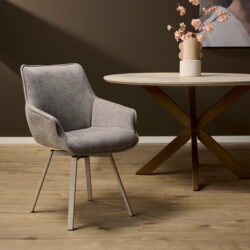 Zijaanzicht draaibare eetkamerstoel Mees taupe met eigentijds metalen frame