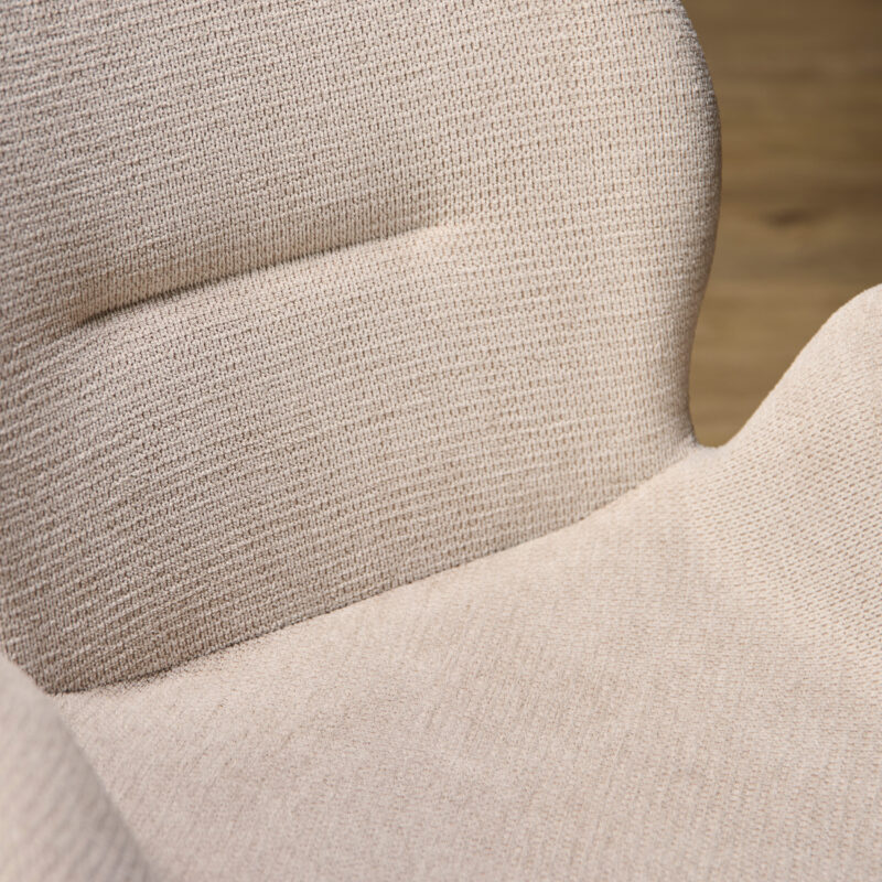 Achterkant draaibare eetkamerstoel Jesse beige met elegante vormgeving