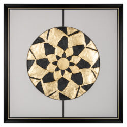Detailansicht einer handgefertigten Wanddekoration in Form einer Sonne in Gold und Schwarz