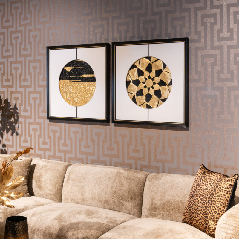 Zwart gouden maan wanddecoratie in modern interieur aan witte muur