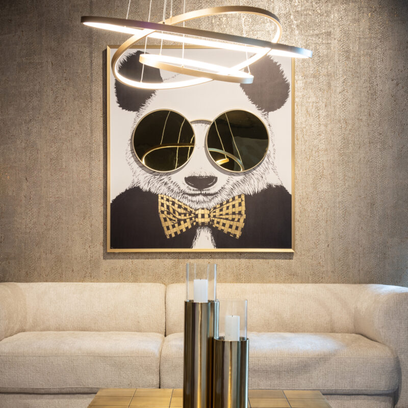 Wall art panda zwart goud gepresenteerd in modern woonkamer interieur