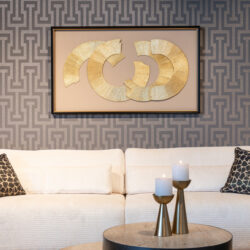 Wall art Eden zwart goud gepresenteerd in modern woonkamer interieur