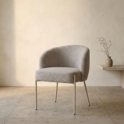 Elegante moderne fauteuil met lichtgrijze bekleding en slanke metalen poten, perfect voor een stijlvolle woonkamer of kantoorruimte.