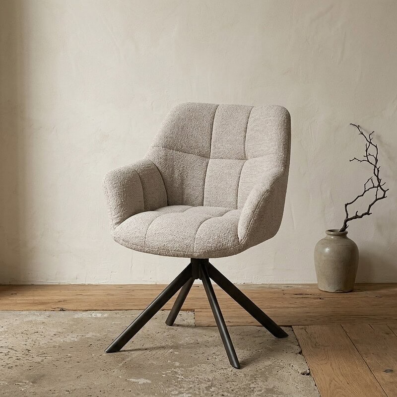 Moderne houten draaistoel met zachte stoffen bekleding, ideaal voor een comfortabele zithoek in een modern interieur.