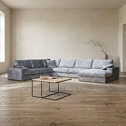 Ein luxuriöses, modernes Loungesofa in einem minimalistischen Wohnzimmer mit Holzboden und neutralen Wänden – perfekt für stilvolle Wohnräume.