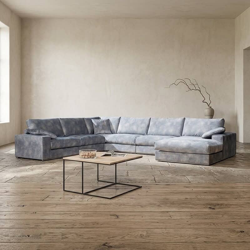 Ein luxuriöses, modernes Loungesofa in einem minimalistischen Wohnzimmer mit Holzboden und neutralen Wänden – perfekt für stilvolle Wohnräume.