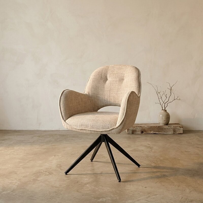 Moderne beige lounge stoel met houten poten, perfect voor een stijlvolle en comfortabele zithoek in elk interieur.