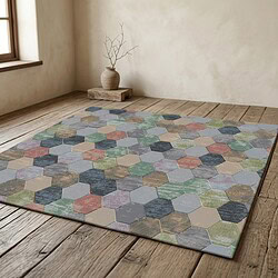 Houten vloer met kleurrijk hexagonpatroon tapijt in een minimalistische kamer, decoratief en stijlvol.