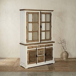 Vintage houten kast met witte afwerking en natuurlijke houten accenten, perfect voor landelijke en moderne interieurs.