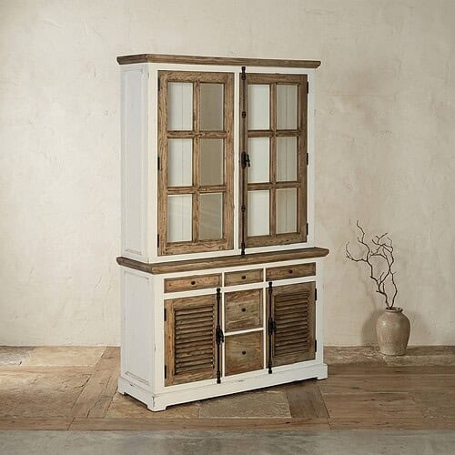 Houten kast met witte afwerking en natuurlijke details Vintage-Holzschrank mit weißer Oberfläche und Akzenten aus Naturholz, perfekt für rustikale und moderne Einrichtungsstile.