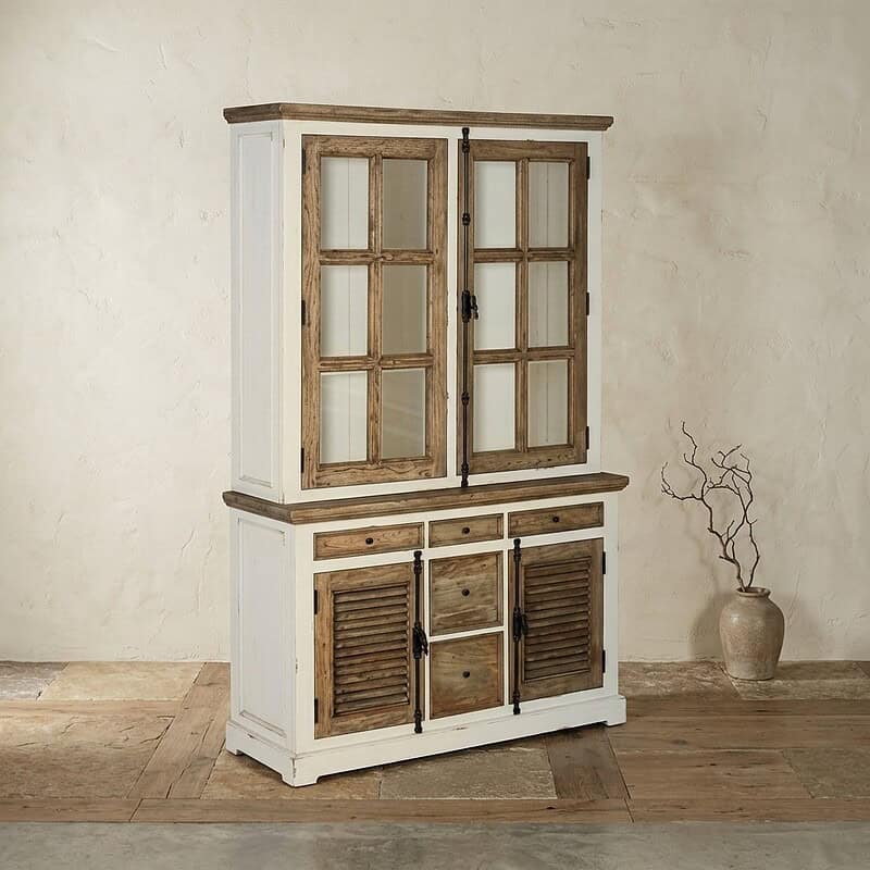 Vintage houten kast met witte afwerking en natuurlijke houten accenten, perfect voor landelijke en moderne interieurs.