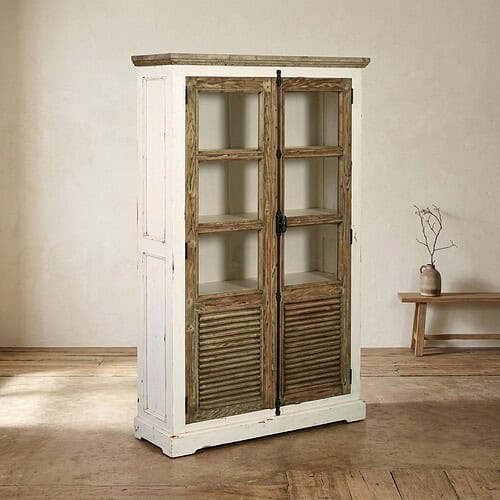 Vintage houten kast met glazen deuren en louvendeur, perfect voor landelijke interieurstijl. Vintage-Holzschrank mit Glastüren und Lamellentür, ideal für ländliche und rustikale Einrichtungsstile, bietet Stauraum und Charakter.